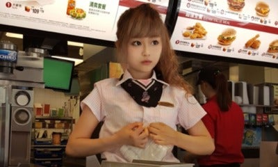 Pretty Girl Known As 'Mcdonald Goddess' Charm Customers In Taiwan - World Of Buzz