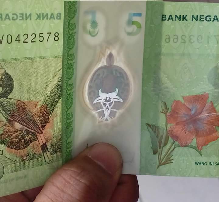 This Guy Found That Putting Two Rm5 Notes Will Create A Sign Of The Devil - World Of Buzz 2