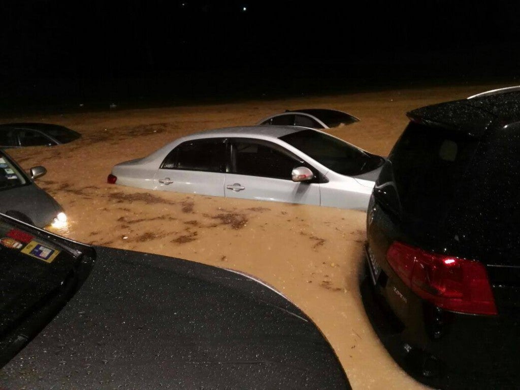 Flash Floods Took Malaysians By Surprise As Cars Submerge During Heavy Downpour - World Of Buzz 1