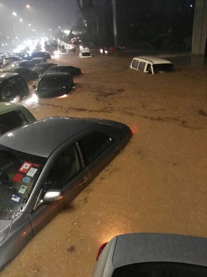 Flash Floods Took Malaysians By Surprise As Cars Submerge During Heavy Downpour - World Of Buzz 2