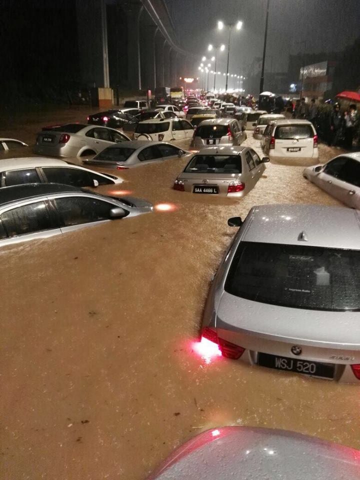 Flash Floods Took Malaysians By Surprise As Cars Submerge During Heavy Downpour - World Of Buzz