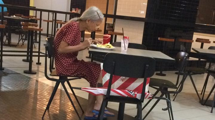 Man Having Lunch In Menara Millenium Helped Elderly Woman When No One Else Would - World Of Buzz