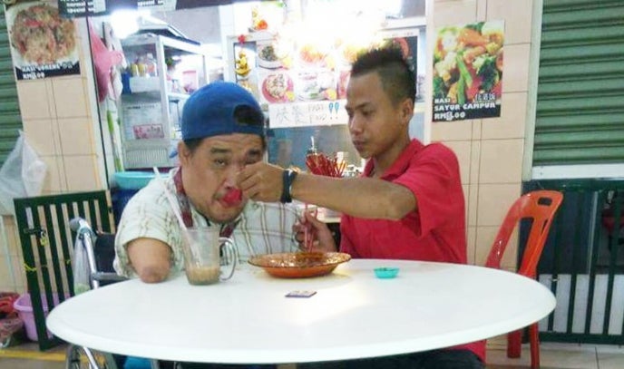 Malay Teenager Who Helped Handicapped Chinese Man Touched Malaysian Hearts - World Of Buzz