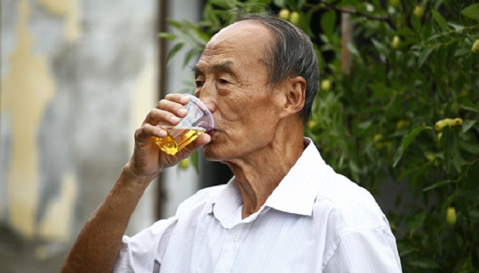 Old man has drank his own urine for 23 years for health benefits - World Of Buzz 11