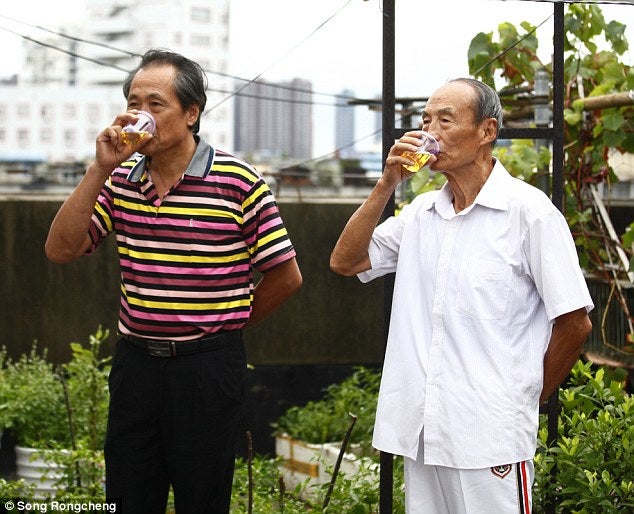 Old Man Has Drank His Own Urine For 23 Years For Health Benefits - World Of Buzz 1