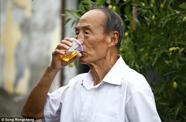 Old Man Has Drank His Own Urine For 23 Years For Health Benefits - World Of Buzz 2
