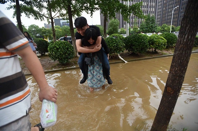 Chinese Girlfriend Carries Boyfriend Over Flood Waters To Save His Leather Shoes - World Of Buzz 3