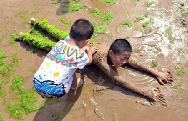 Covering Yourself In Algae Is The New Thing For Chinese Beachgoers - World Of Buzz 11