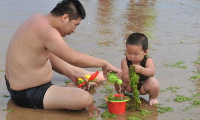 Covering Yourself In Algae Is The New Thing For Chinese Beachgoers - World Of Buzz 2