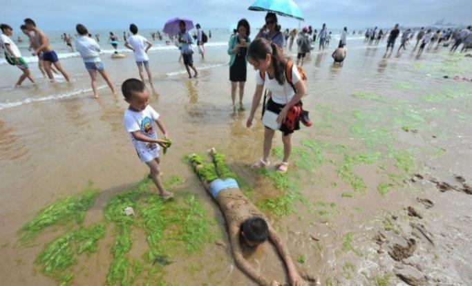 Covering Yourself In Algae Is The New Thing For Chinese Beachgoers - World Of Buzz 3
