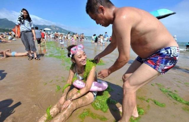 Covering Yourself In Algae Is The New Thing For Chinese Beachgoers - World Of Buzz 8