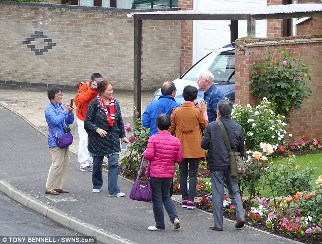 English People Are Shocked As Asian Tourists Take Pictures In Front Of Their Homes - World Of Buzz 4