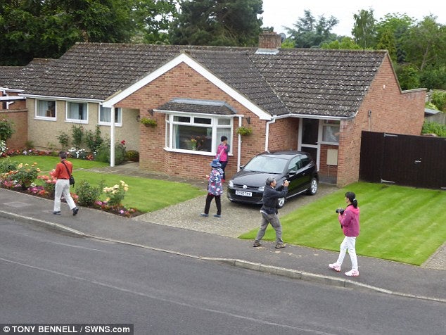 English People Are Shocked As Asian Tourists Take Pictures In Front Of Their Homes - World Of Buzz