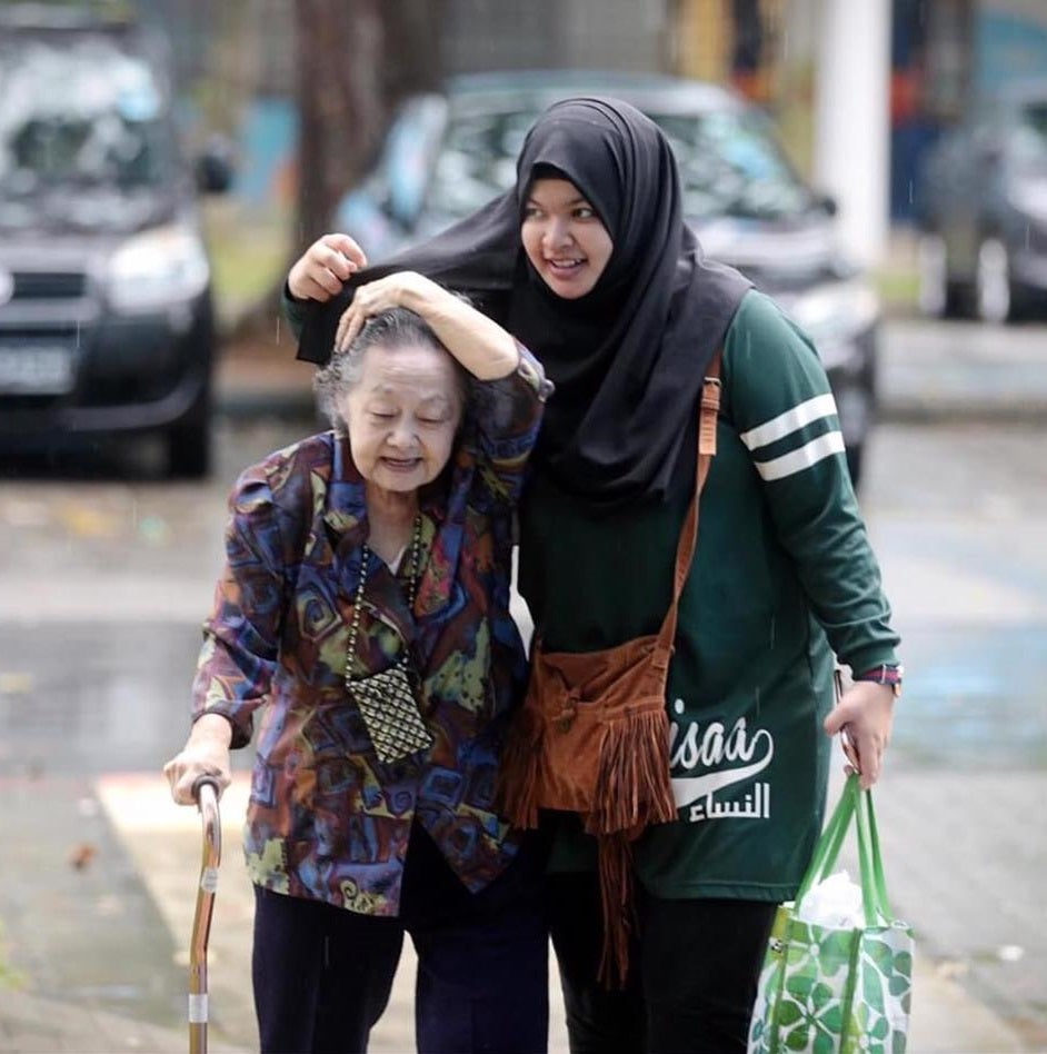 Heartwarming Image Goes Viral, But There's A Deeper Story Behind It - World Of Buzz