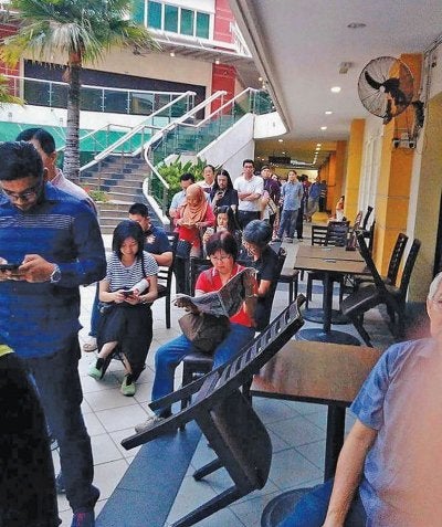 Immigration Office In Malaysia Needs To Step Up Their Game: Some Line Up For Days In Immigration Offices - World Of Buzz