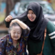 Photo Of A Young Lady Helping A Senior Citizen Touches Hearts Everywhere, But The Story Behind It Is Better - World Of Buzz 3