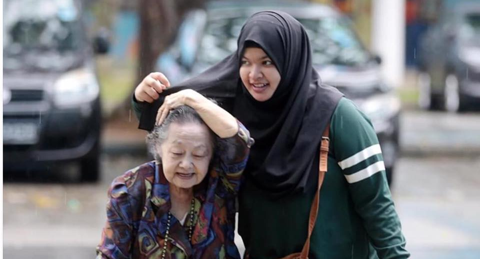 Photo Of A Young Lady Helping A Senior Citizen Touches Hearts Everywhere, But The Story Behind It Is Better - World Of Buzz 3