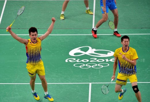 Buildings come alive with resounding cheers as Malaysia's Badminton team battles in Rio - World Of Buzz 1