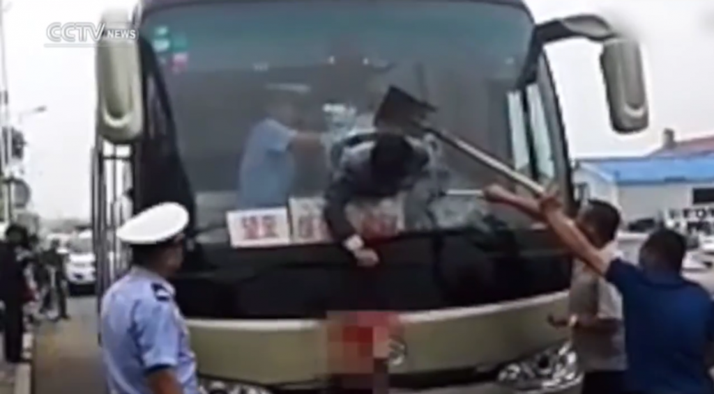 Chinese Man's Body Was Plunged Through Bus Windscreen But You Would Not Believe What Happened - World Of Buzz 1