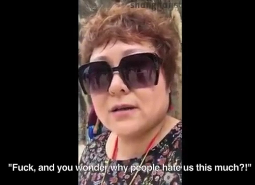 Chinese Woman Calls Out China Tourist For Acting Uncivil - World Of Buzz 3