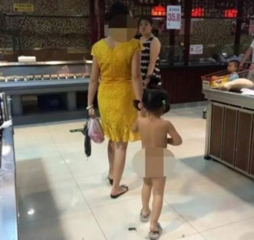 Chinese Woman Takes Her Daughter Shopping Butt Naked - World Of Buzz 3