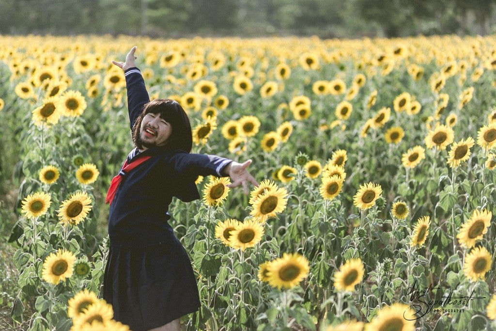 'Japanese Girl In Sunflower Field' Has The Internet Is Going Wild And It's Hilariously Amazing! - World Of Buzz 3
