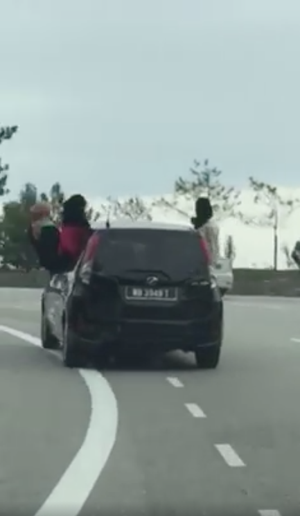 Malaysian Netizens In Disbelief As 4 Girls Literally Hang Out Of Car Window - World Of Buzz 2