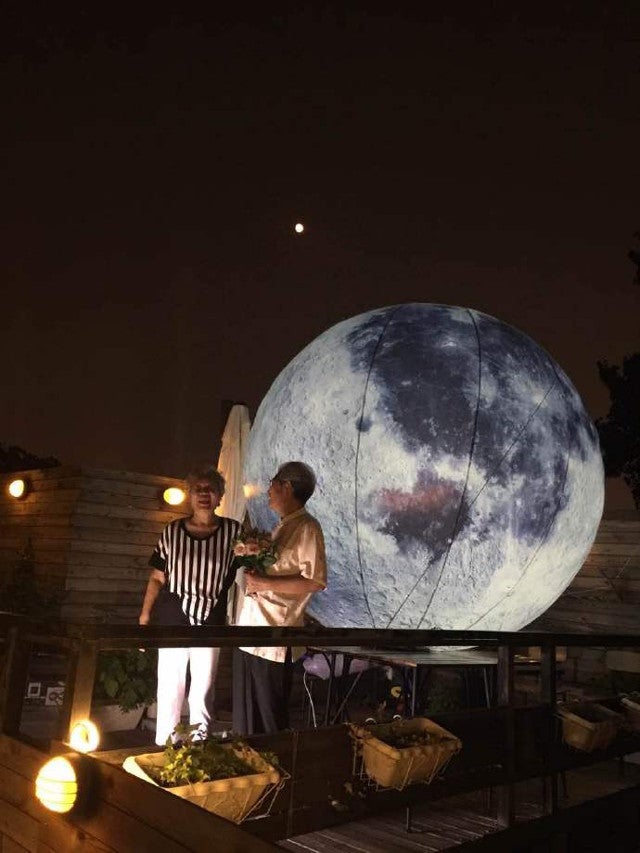 Chinese Grandfather Brought The Moon For His Wife As He Promised - World Of Buzz 7