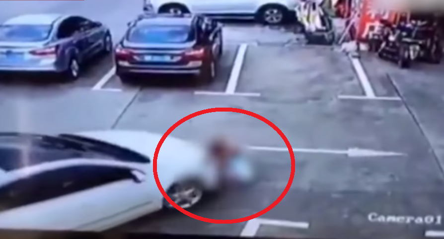 Chinese Woman Uses Phone Whilst Driving, Accidentally Runs Over Three Kids - World Of Buzz
