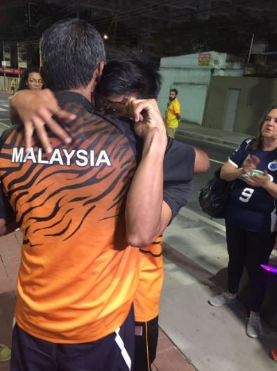 Malaysian Paralympic Gold Medalists Singing 'Negaraku' Will Break Your Heart - World Of Buzz