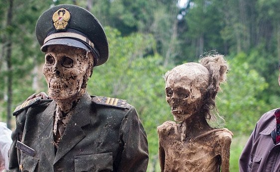 Ma'nene Festival: A Creepy Ritual Where Dead Relatives Are Dug Up For A Family Picture Every 3 Years - World Of Buzz 1
