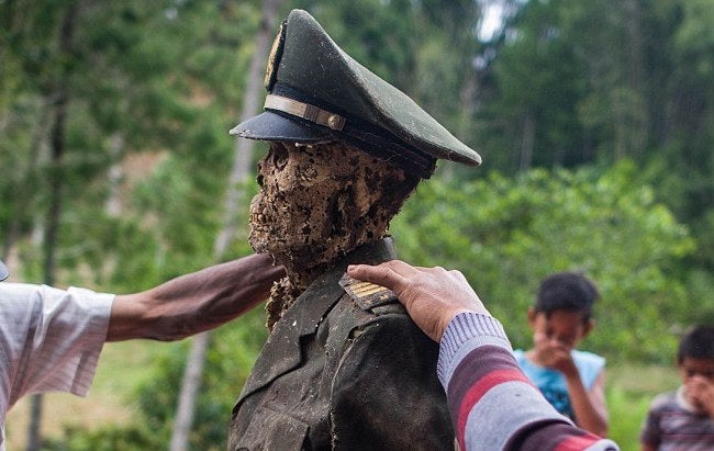 Ma'nene Festival: A Creepy Ritual Where Dead Relatives Are Dug Up For A Family Picture Every 3 Years - World Of Buzz 2