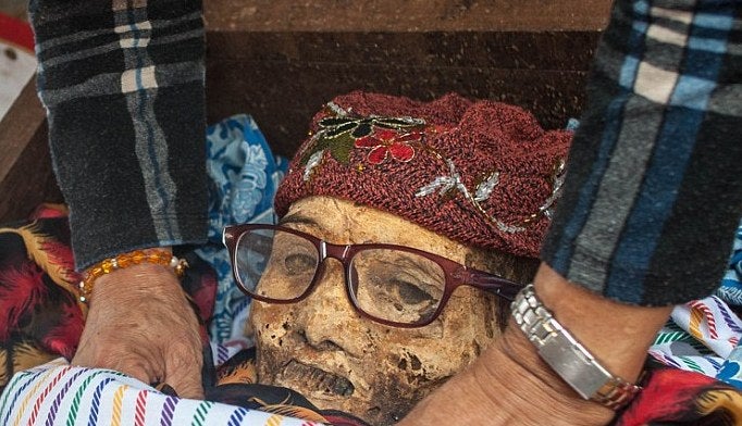 Ma'nene Festival: A Creepy Ritual Where Dead Relatives Are Dug Up For A Family Picture Every 3 Years - World Of Buzz 3