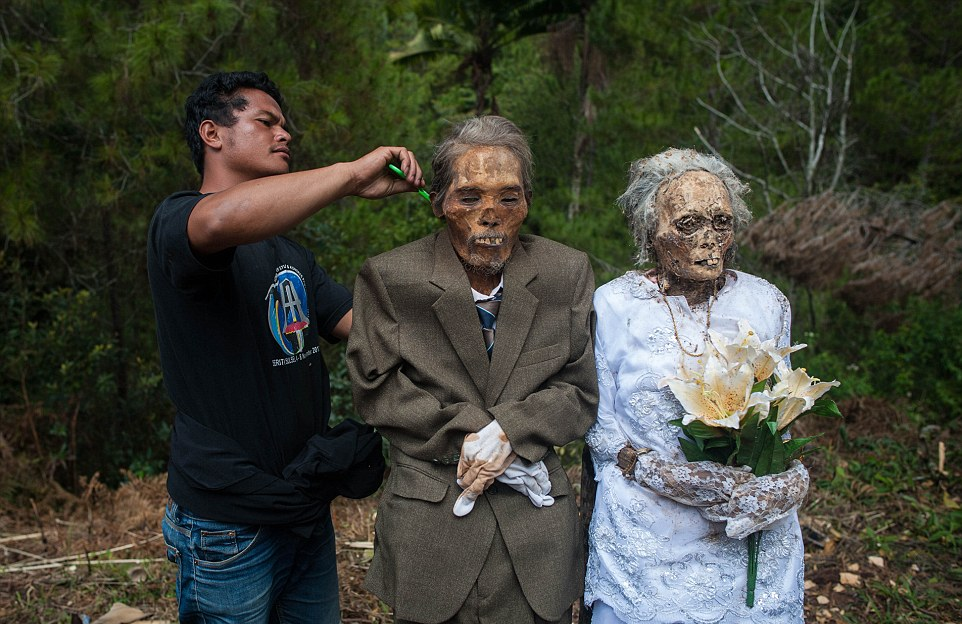 Ma'nene Festival: A Creepy Ritual Where Dead Relatives Are Dug Up For A Family Picture Every 3 Years - World Of Buzz 6