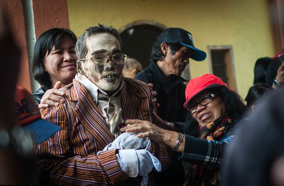 Ma'nene Festival: A Creepy Ritual Where Dead Relatives Are Dug Up For A Family Picture Every 3 Years - World Of Buzz 7