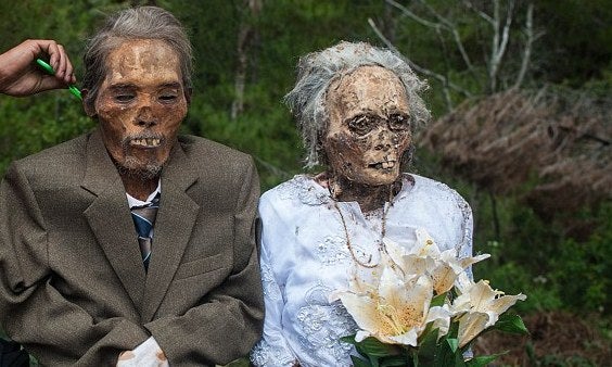 Ma'nene Festival: A Creepy Ritual Where Dead Relatives Are Dug Up For A Family Picture Every 3 Years - World Of Buzz