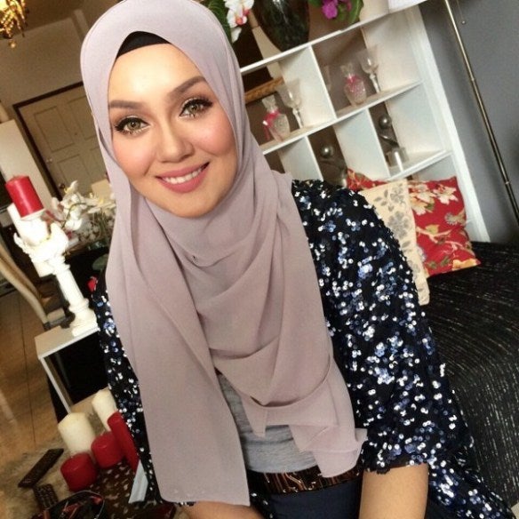 Netizens Upset After Local Malay Actress Decides To Stop Wearing The Tudung - World Of Buzz