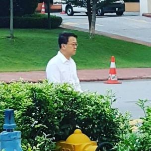 Sunway Group's Jeffrey Cheah Seen Picking Up Garbage Around His Township! - World Of Buzz 1