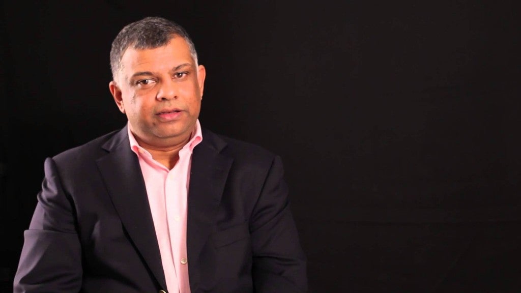 Tony Fernandes Steps In And Apologises To Angry Netizens After Flight Attendant Was Forced To Lie Prostrate As An Apology To Passenger - World Of Buzz 1
