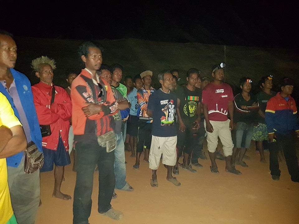 War In Malaysia! Orang Asli Activists Fight Loggers Who Invade Their "Ancestral Land" - World Of Buzz 3