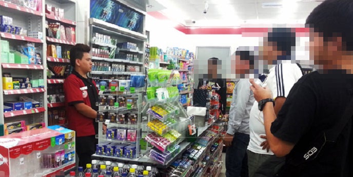 Woman Shares Her Creep Encounter With Two Strange Men In 7 Eleven - World Of Buzz