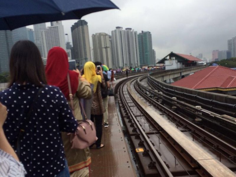 11 Struggles Every Malaysian Who Takes The Public Transport Will Understand - World Of Buzz 12