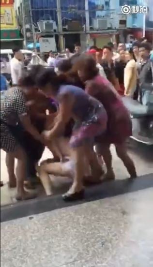 Alleged Mistress Horribly Beaten Up And Stripped By Raging Group Of Women - World Of Buzz 4