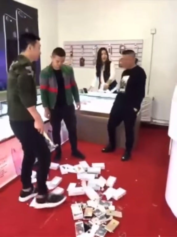 Apple Shop Owner Was Rude To A Rich Chinese Man. What He Did Next Was Epic! - World Of Buzz 1