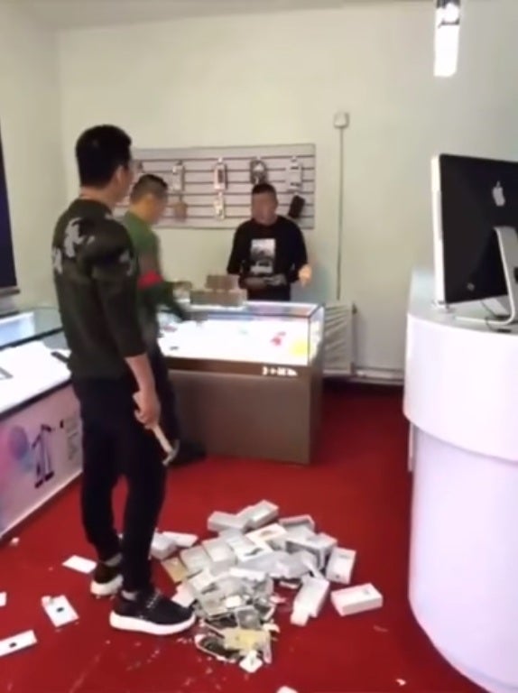 Apple Shop Owner Was Rude To A Rich Chinese Man. What He Did Next Was Epic! - World Of Buzz 2