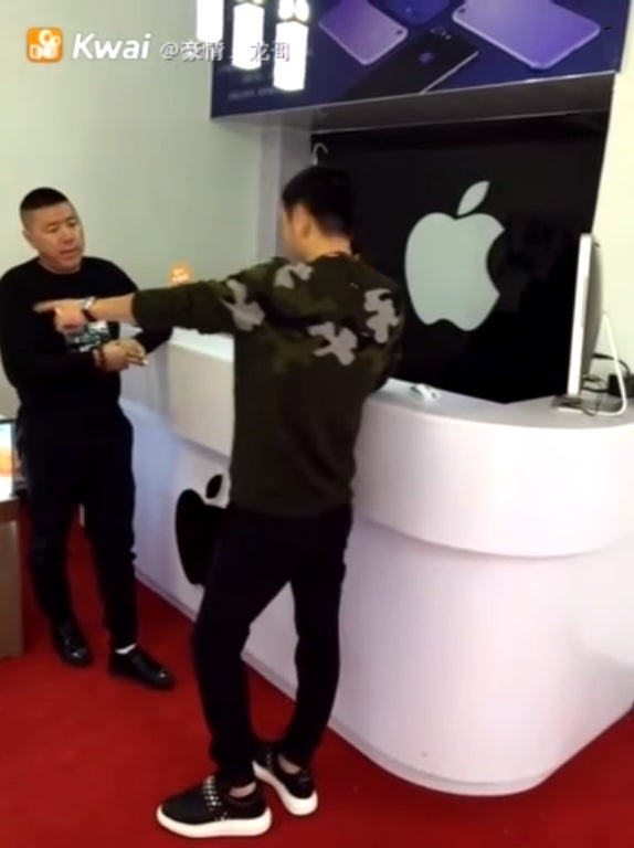 Apple Shop Owner Was Rude To A Rich Chinese Man. What He Did Next Was Epic! - World Of Buzz 5