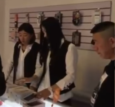 Apple Shop Owner Was Rude To A Rich Chinese Man. What He Did Next Was Epic! - World Of Buzz 6