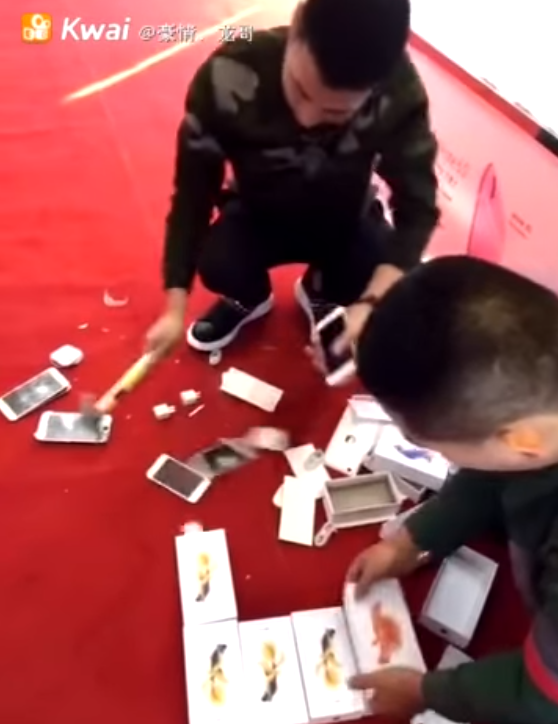 Apple Shop Owner Was Rude To A Rich Chinese Man. What He Did Next Was Epic! - World Of Buzz 7