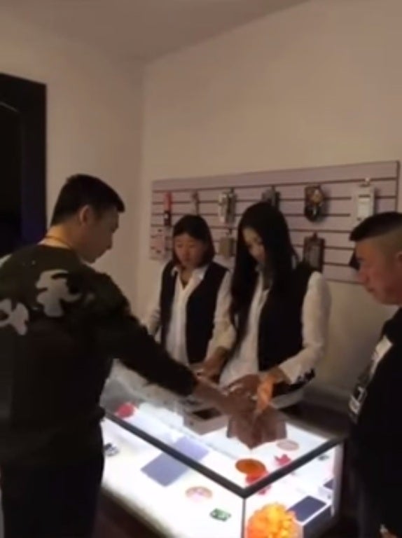 Apple Shop Owner Was Rude To A Rich Chinese Man. What He Did Next Was Epic! - World Of Buzz