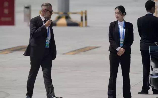Check Out The Female Chinese Bodyguard That Becomes An Internet Sensation - World Of Buzz 3